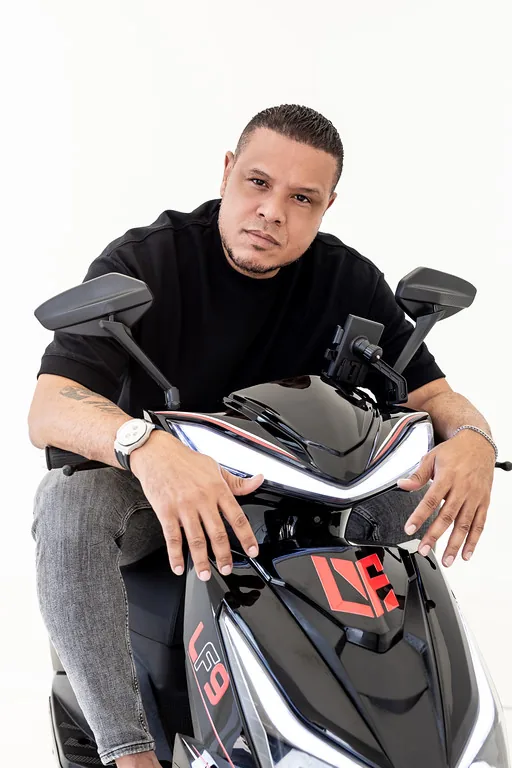 Luis Fabiano debruçado sobre o guidão da LF9